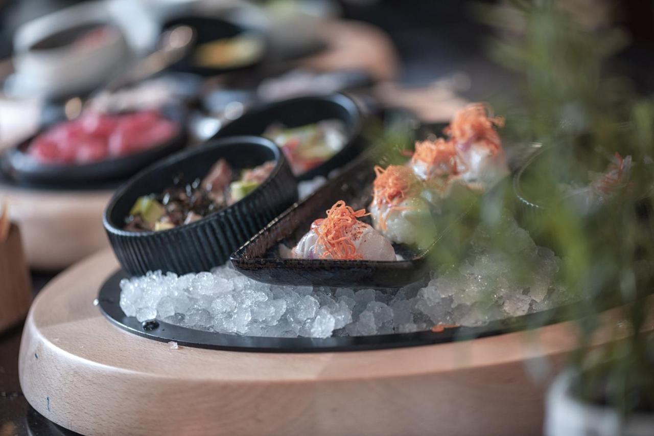 Al Messila, A Luxury Collection Resort & Spa, Doha Exterior foto A sashimi platter