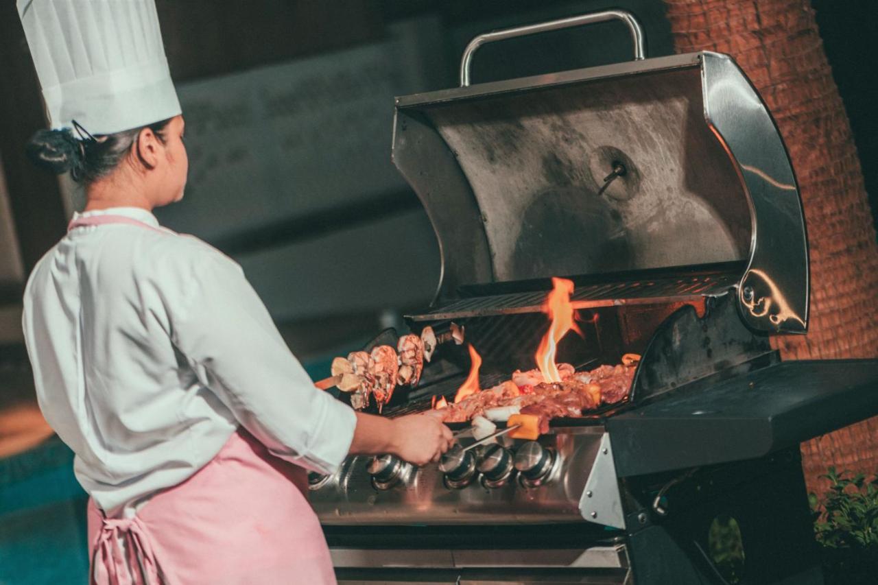 Al Messila, A Luxury Collection Resort & Spa, Doha Exterior foto A chef cooking on a gas grill